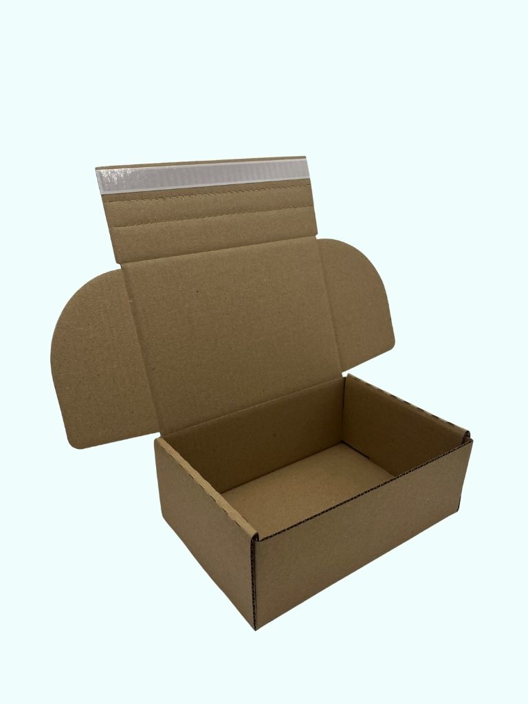Ouverture d'un coffret e-commerce grâce à sa bande d'arrachage intégrée